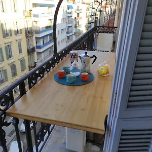 Pretty And Quiet Top Floor 2 Bedroom Flat In The Port Area Of Nizza